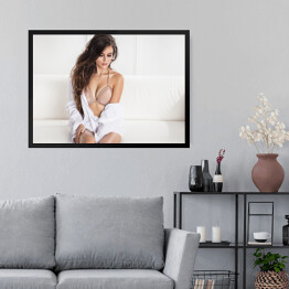 Obraz w ramie Delikatna atrakcyjna kobieta pozująca w sypialni