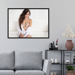 Plakat w ramie Delikatna atrakcyjna kobieta pozująca w sypialni