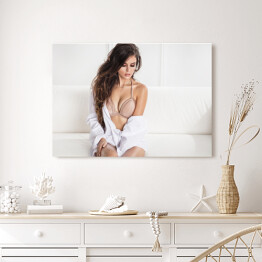 Obraz na płótnie Delikatna atrakcyjna kobieta pozująca w sypialni