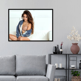 Plakat w ramie Piękna kobieta pozująca patrząc w dół