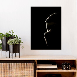 Plakat samoprzylepny W cieniu. Portret kobiety fotografia czarno biała