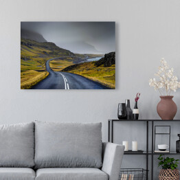 Obraz na płótnie Pusta droga prowadząca przez malownicze tereny Islandii