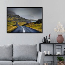 Plakat w ramie Pusta droga prowadząca przez malownicze tereny Islandii