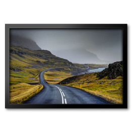 Obraz w ramie Pusta droga prowadząca przez malownicze tereny Islandii