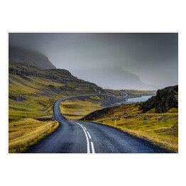 Plakat samoprzylepny Pusta droga prowadząca przez malownicze tereny Islandii