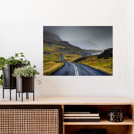 Plakat samoprzylepny Pusta droga prowadząca przez malownicze tereny Islandii