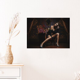 Plakat samoprzylepny Piękna kobieta z długimi nogami w ciemnym pomieszczeniu