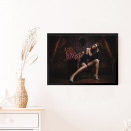 Obraz w ramie Piękna kobieta z długimi nogami w ciemnym pomieszczeniu