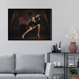 Plakat w ramie Piękna kobieta z długimi nogami w ciemnym pomieszczeniu