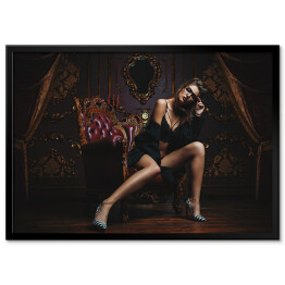 Plakat w ramie Piękna kobieta z długimi nogami w ciemnym pomieszczeniu