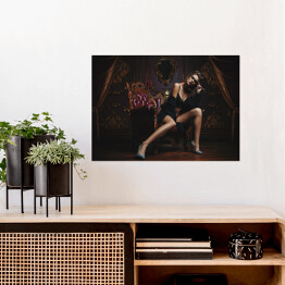 Plakat Piękna kobieta z długimi nogami w ciemnym pomieszczeniu