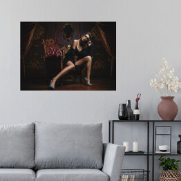 Plakat Piękna kobieta z długimi nogami w ciemnym pomieszczeniu
