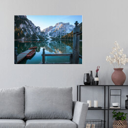 Plakat samoprzylepny Idylliczne górskie jezioro z pomostem i łodziami przed malowniczym skalistym krajobrazem