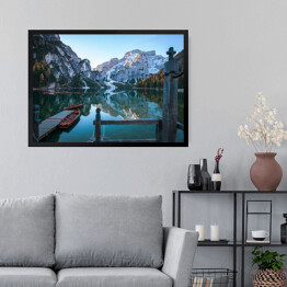 Obraz w ramie Idylliczne górskie jezioro z pomostem i łodziami przed malowniczym skalistym krajobrazem