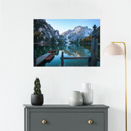 Plakat Idylliczne górskie jezioro z pomostem i łodziami przed malowniczym skalistym krajobrazem