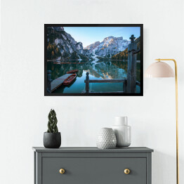 Obraz w ramie Idylliczne górskie jezioro z pomostem i łodziami przed malowniczym skalistym krajobrazem