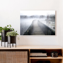 Obraz na płótnie Drewniany most na zamglonym jeziorze 