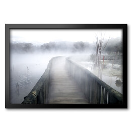 Obraz w ramie Drewniany most na zamglonym jeziorze 