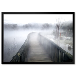 Plakat w ramie Drewniany most na zamglonym jeziorze 