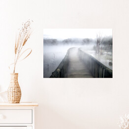 Plakat samoprzylepny Drewniany most na zamglonym jeziorze 