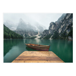 Plakat samoprzylepny Jezioro w dolinie górskiej we Włoszech