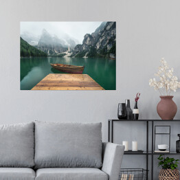Plakat samoprzylepny Jezioro w dolinie górskiej we Włoszech