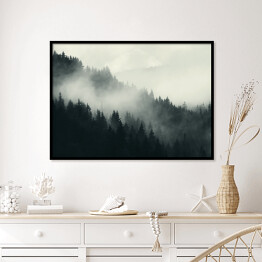 Plakat w ramie Mgła nad ciemnym lasem