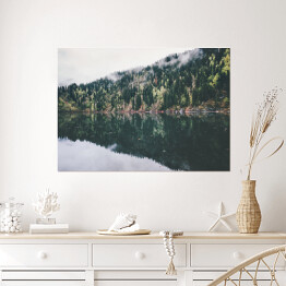 Plakat samoprzylepny Krystalicznie czyste jezioro otoczone lasem