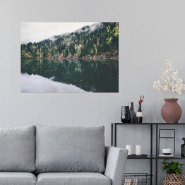 Plakat Krystalicznie czyste jezioro otoczone lasem
