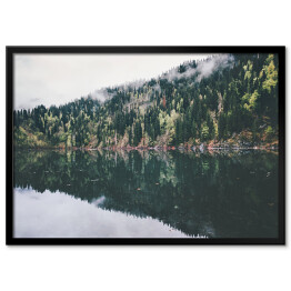 Plakat w ramie Krystalicznie czyste jezioro otoczone lasem