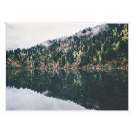 Krystalicznie czyste jezioro otoczone lasem