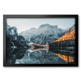 Obraz w ramie Łódka na Jeziorze Braies w Górach Dolomitach, Włochy