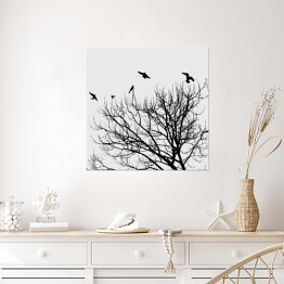 Plakat samoprzylepny Czarne ptaki latające nad koroną drzwa