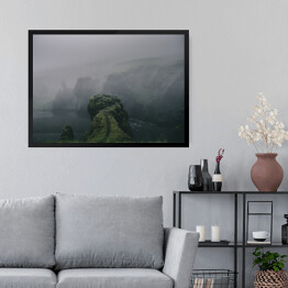 Obraz w ramie Klify porośnięte mchem we mgle, Islandia