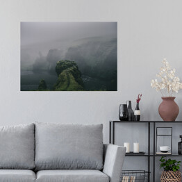 Plakat samoprzylepny Klify porośnięte mchem we mgle, Islandia