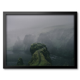 Obraz w ramie Klify porośnięte mchem we mgle, Islandia