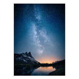 Plakat samoprzylepny Nocne niebo nad jeziorem w górach