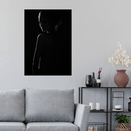 Plakat samoprzylepny W cieniu. Czarno biały portret kobiety z grą światłocienia