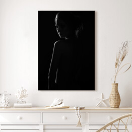 Obraz klasyczny W cieniu. Czarno biały portret kobiety z grą światłocienia