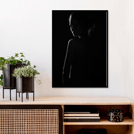Plakat w ramie W cieniu. Czarno biały portret kobiety z grą światłocienia