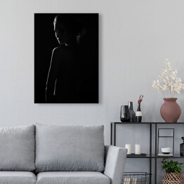 Obraz na płótnie W cieniu. Czarno biały portret kobiety z grą światłocienia