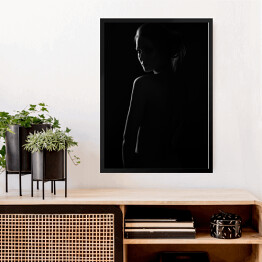 Obraz w ramie W cieniu. Czarno biały portret kobiety z grą światłocienia