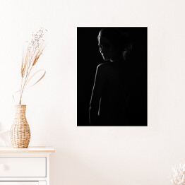 Plakat W cieniu. Czarno biały portret kobiety z grą światłocienia