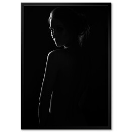 Obraz klasyczny W cieniu. Czarno biały portret kobiety z grą światłocienia