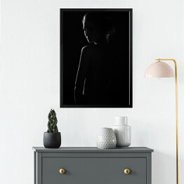 Obraz w ramie W cieniu. Czarno biały portret kobiety z grą światłocienia