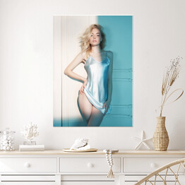 Plakat samoprzylepny Zmysłowa blondynka w białej bieliźnie