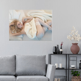 Plakat samoprzylepny Półnaga kobieta zakryta puszystym kocem