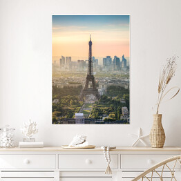 Plakat samoprzylepny Wieża Eiffla z Paryżem w tle