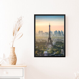 Obraz w ramie Wieża Eiffla z Paryżem w tle