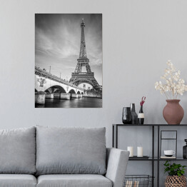 Plakat samoprzylepny Francuska podróż. Czarno biała fotografia most i Wieża Eiffla